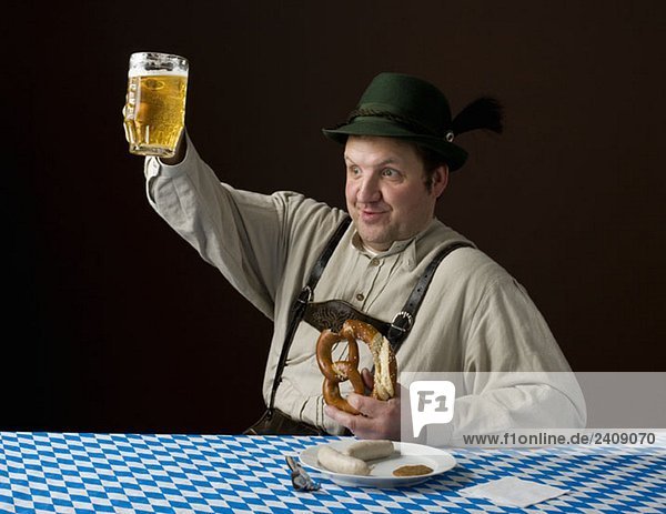 Stereotypischer deutscher Mann  der lächelt und ein Bier zapft.