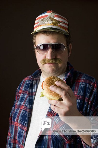 Stereotypischer amerikanischer Mann mit einem Hamburger