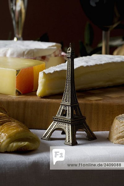 Nahaufnahme von Eiffelturm-Souvenir und französischem Käse