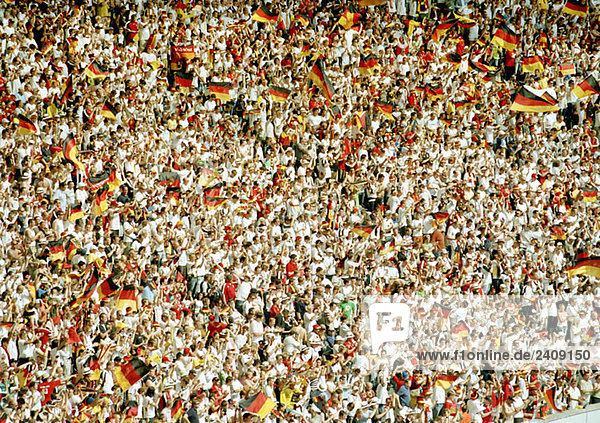 Viele Fans bei einem deutschen Fußballspiel