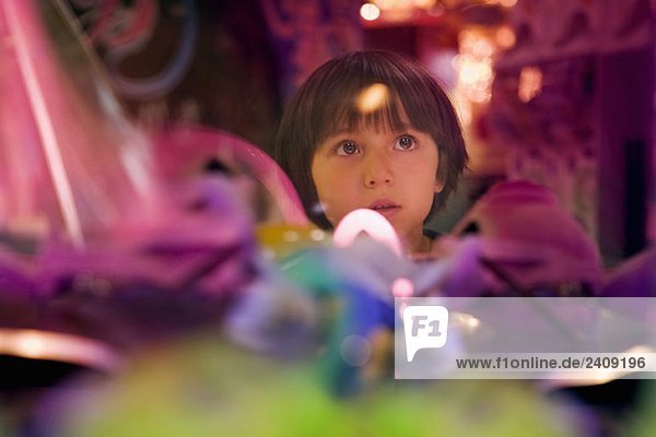 Ein Junge umgeben von bunten Lichtern