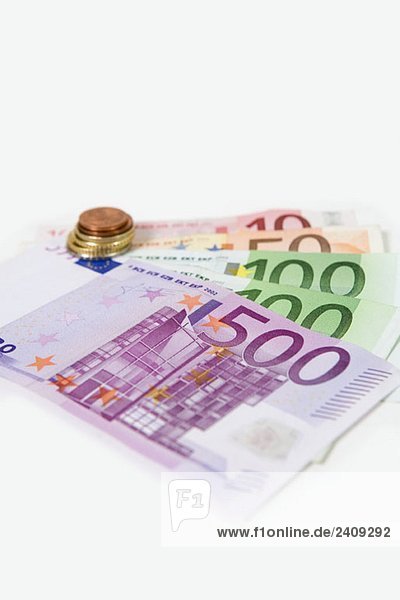 Europäische Währungsbanknoten aufgefächert und ein Stapel Münzen der Europäischen Union