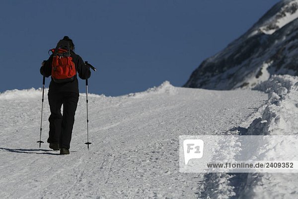 Eine Frau beim Bergwandern  Engelberg  Luzern  Schweiz