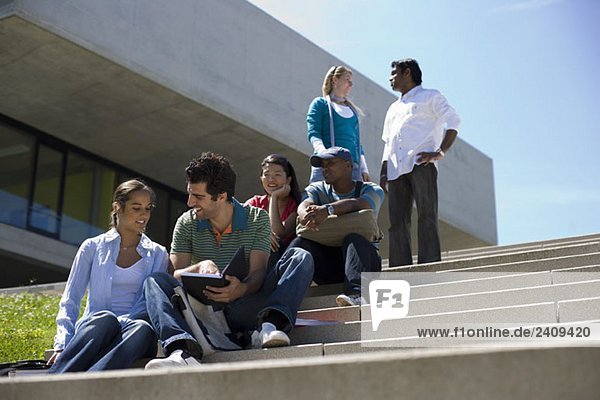Studenten treffen sich und studieren auf der Freilufttreppe des Campus