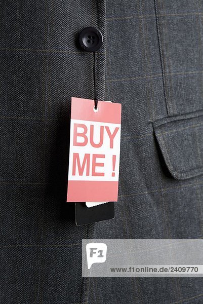 Preisschild'Buy Me!' hängend an einem Sportjackenknopf
