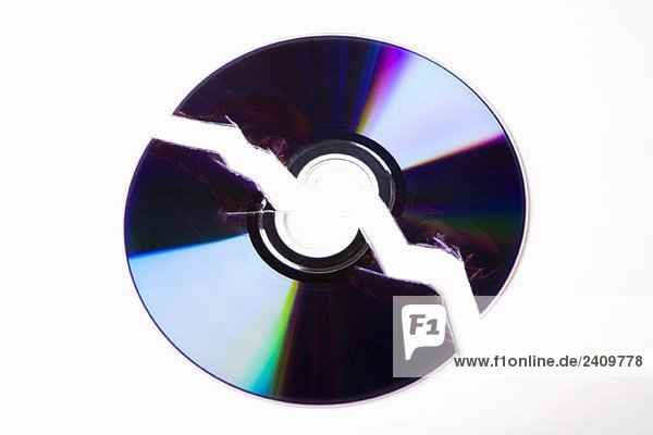 Eine Compact Disc in zwei Hälften gebrochen