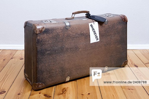 Ein altmodischer Koffer mit einem'wherever'-Gepäckanhänger