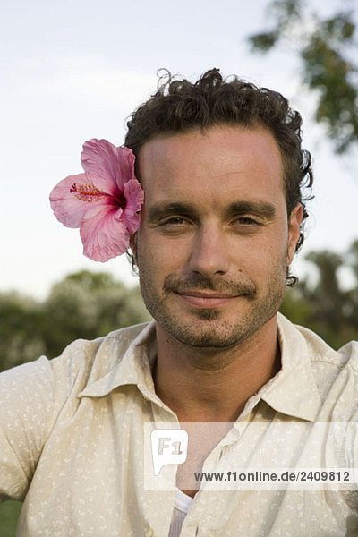 Porträt eines Mannes mit einer tropischen Blume