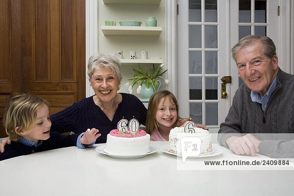 Großeltern und Enkelkinder feiern Geburtstag