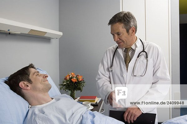 A doctor speaking to a patient in hospital