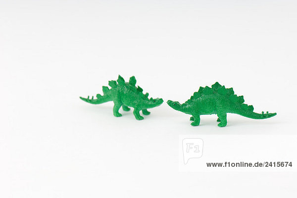 Zwei Spielzeug-Dinosaurier von Angesicht zu Angesicht