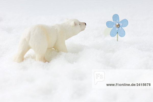 Spielzeug Eisbär im Schnee  Blick auf Kunstblume