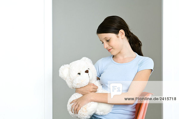 Mädchen mit Teddybär in der Hand