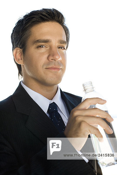 Geschäftsmann mit Wasserflasche  Blick in die Kamera  Porträt
