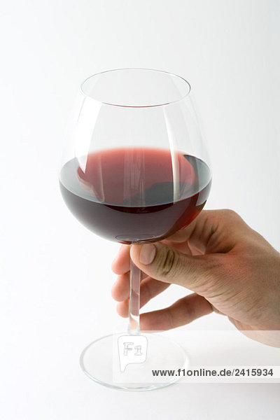 Hand haltendes Glas Rotwein  Nahaufnahme