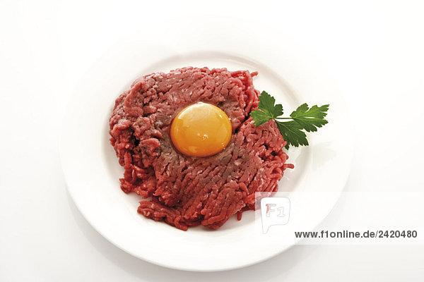 Rindfleisch Tatare mit Ei auf Teller  erhöhte Ansicht