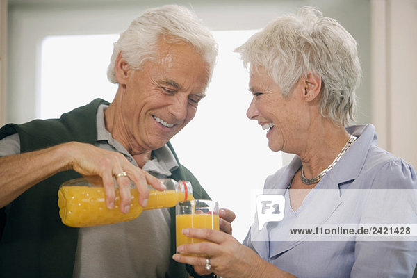 Seniorenpaar  Seniorenfrau hält Glas