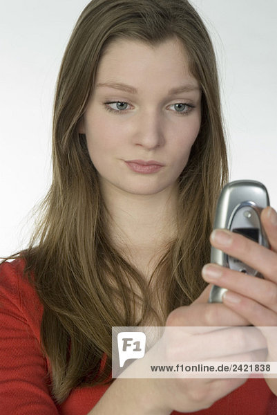 Mädchen (13-14) mit Handy  Portrait
