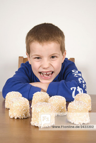 Junge (8-9) schaut auf Schoko-Marshmallows,  Portrait