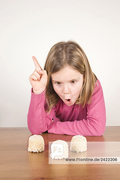 Mädchen (6-7) schaut sich Schoko-Marshmallows an  täuscht sich über
