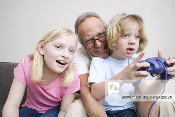 Großvater und Enkel (8-9) spielen Videospiel  Portrait