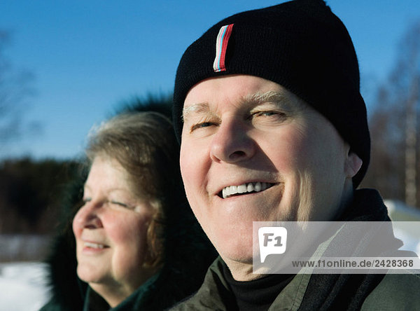 Älteres Paar in der Wintersonne