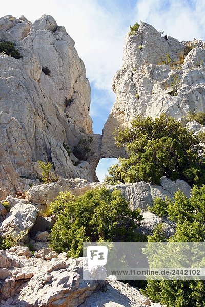 Felsformationen auf Landschaft  Dentelles de Montmirail  Vaucluse  Provence-Alpes-Côte d ' Azur  Frankreich