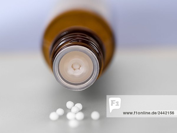 Nahaufnahme des homeopathic Pills spilling aus Flasche