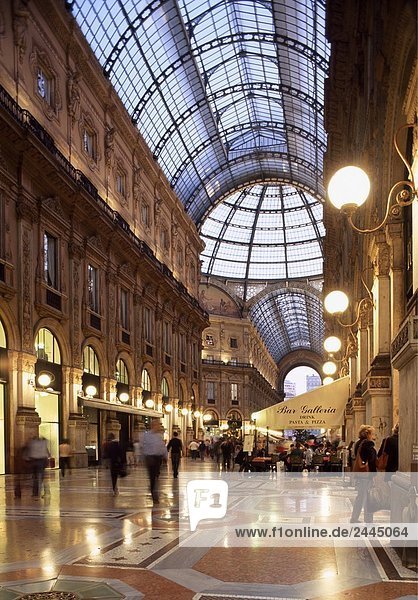 Gruppe von Menschen im Einkaufszentrum  Lombardei  Mailand  Italien