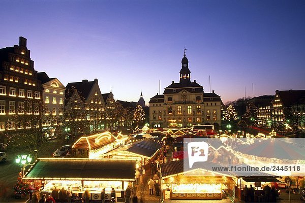 Weihnachtsmarkt in Altstädter Ring beleuchtet in der Abenddämmerung Lüneburg Niedersachsen Deutschland