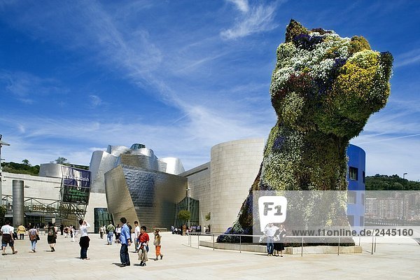 Touristen an Kunst Museum  das Guggenheim Museum  Bilbao  Spanien