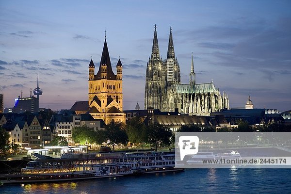 Kirche beleuchtet in der Dämmerung  Rhein  Kölner Dom  Köln  Nordrhein-Westfalen  Deutschland