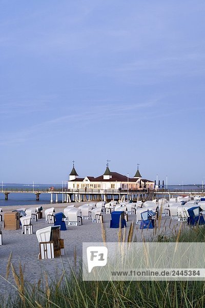 Hooded Liegestühle am Strand mit Pier im Hintergrund  Ahlbeck Usedom  Mecklenburg-Vorpommern Deutschland