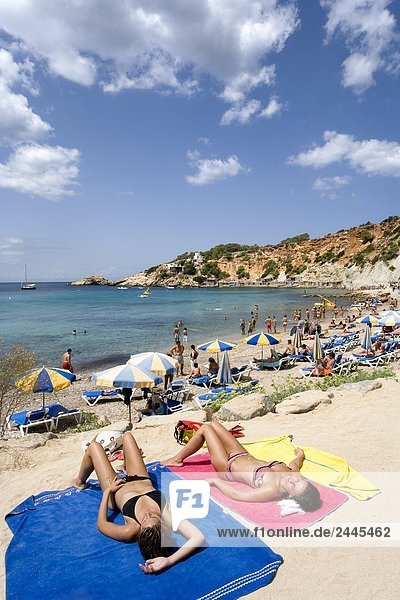 Touristen Sonnenbaden am Strand  Cala d ' Hort  Ibiza  Balearen Inseln  Spanien