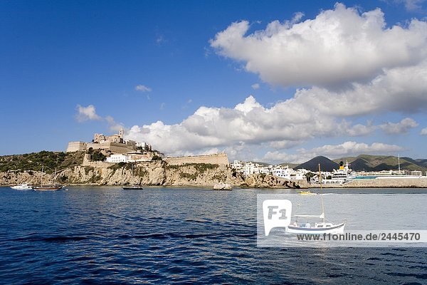Boot im Meer mit Stadt im Hintergrund  Dalt Vila  Ibiza  Balearen Inseln  Spanien