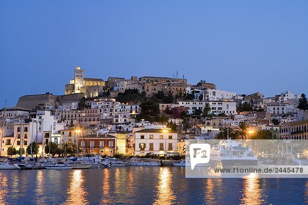 Gebäude der Stadt beleuchtet in der Nacht  Dalt Vila  Ibiza  Balearen Inseln  Spanien