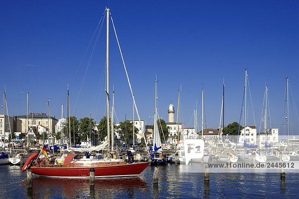 Segelboote in Harbor City im Hintergrund  Rostock  Warnemunde  Mecklenburg-Vorpommern  Berlin  Deutschland