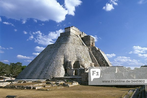 Alte Ruinen der Pyramide  Uxmal  Yucatan  Yucatan Halbinsel  Mexiko