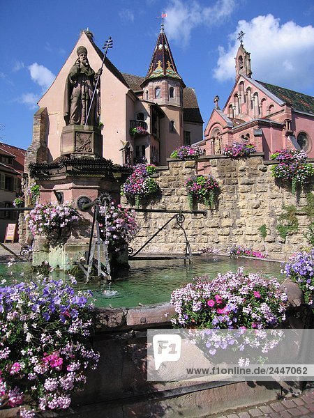 Frankreich  Elsaß  Eguisheim  Brunnen und Kirche