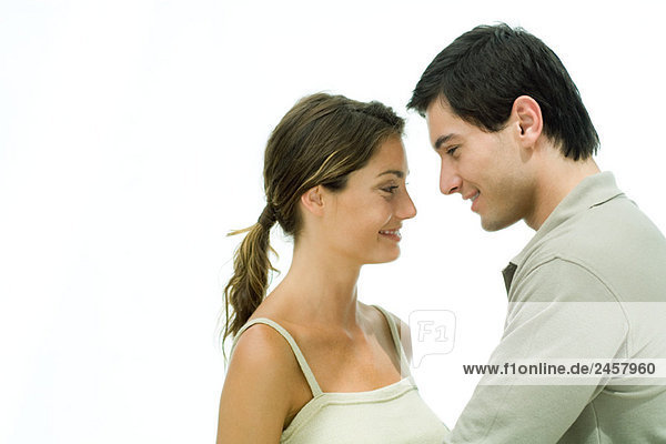 Junges Paar von Angesicht zu Angesicht  lächelnd  Portrait