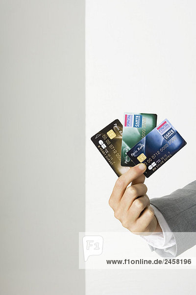 Handgehaltene Kreditkarten