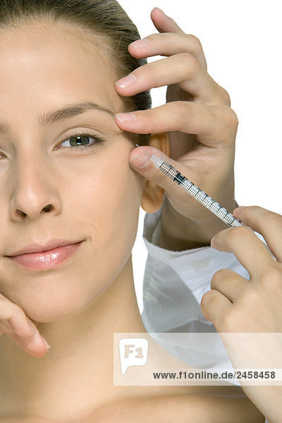 Junge Frau erhält Botox-Injektion  Ausschnittansicht