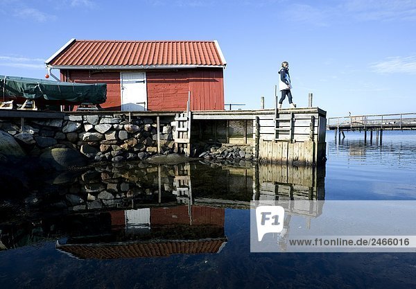 Eine Frau zu Fuß auf einer Mole Bohuslan Schweden.