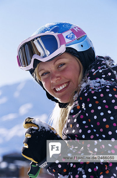 Portrait eines weiblichen skandinavischen Skifahrers.