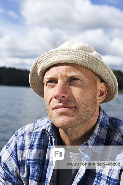 Portrait von einem lächelnd mann am Wasser Schweden.