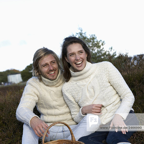 Jung lächelnd paar Skane Schweden.