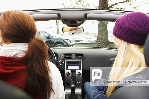 Zwei junge Frauen fahren ein Cabriolet ein Herbsttag Schweden.
