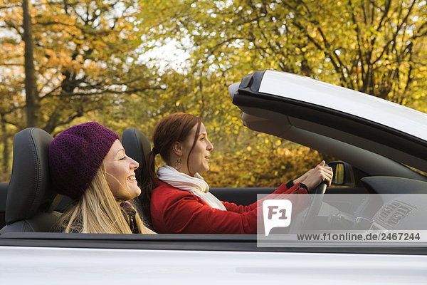 Zwei junge Frauen fahren ein Cabriolet Schweden.