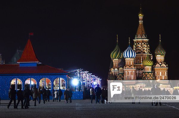Silhouette von Touristen vor der Kathedrale  Basilius Kathedrale  Moskau  Russland