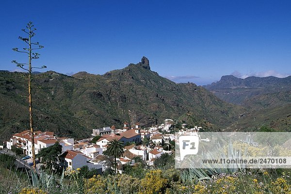 Erhöhte Ansicht des Dorfes  Tejeda  Roque Bentaiga  Gran Canaria  Kanarische Inseln  Spanien